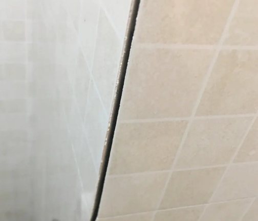 河东瓷砖空鼓维修公司分享阳台瓷砖脱落的修复过程可以分为以下几个步骤