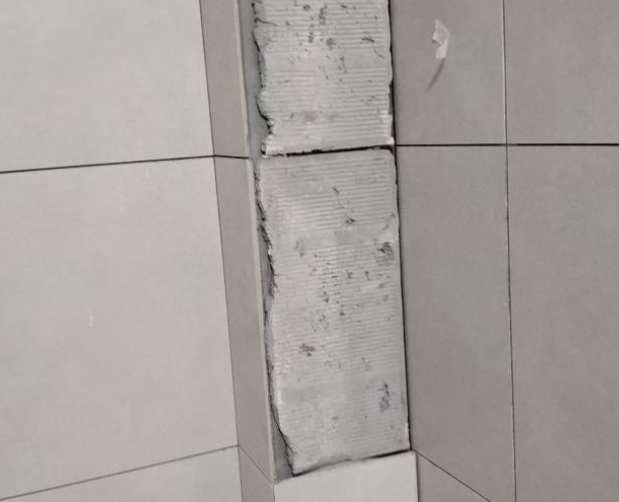 河东瓷砖空鼓维修公司分享下瓷砖施工前基层浇水润湿程度不足，可能导致以下问题