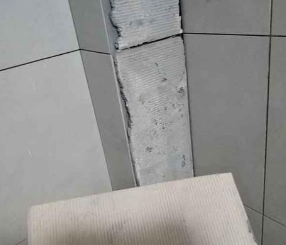河东瓷砖空鼓维修公司分享下厨房瓷砖脱落的补救措施。